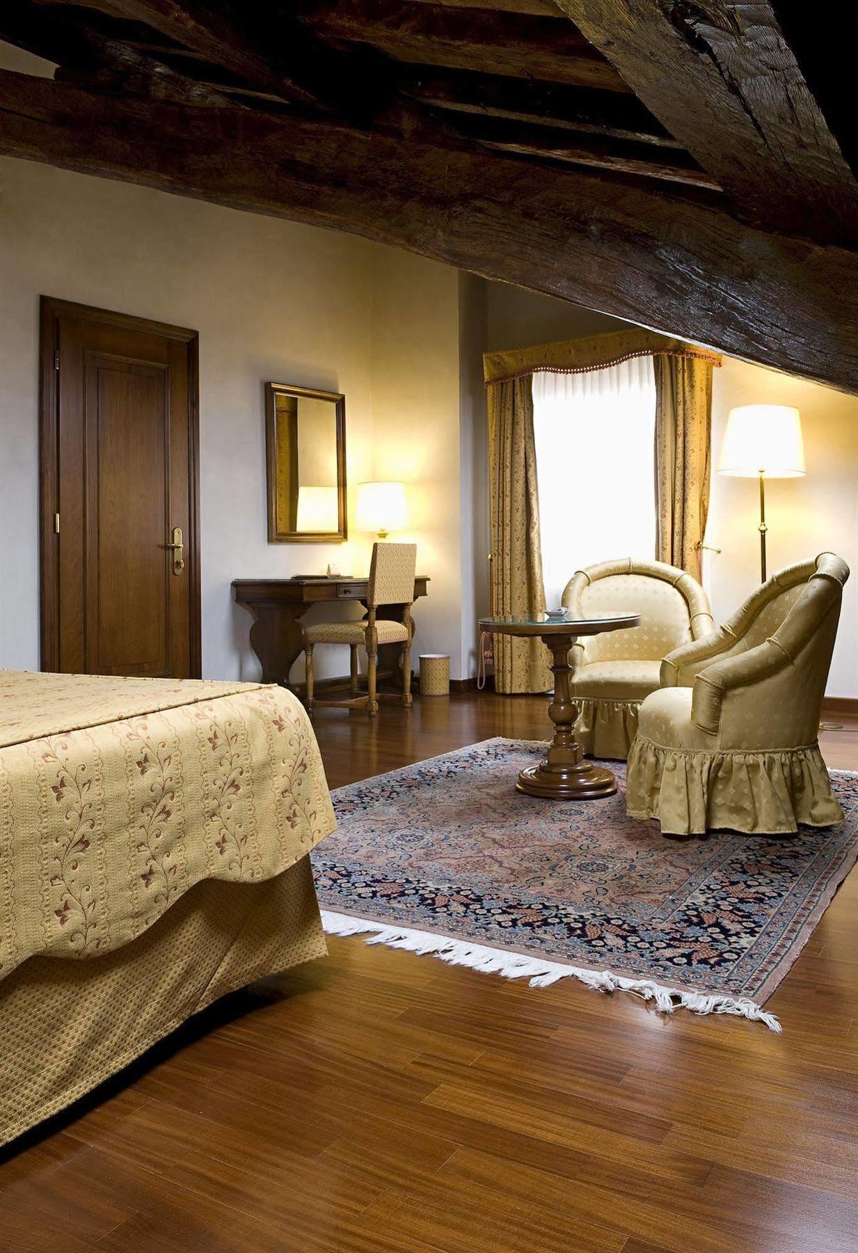 Delle Notarie 4*